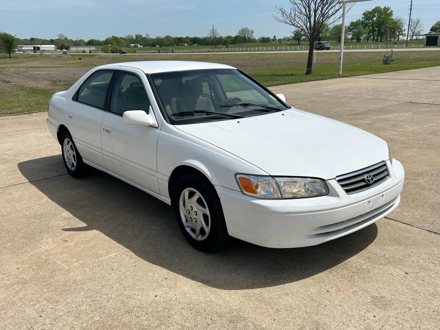 2000 White /TAN Toyota Camry LE (JT2BN22K8Y0) with an 2.2L L4 DOHC 16V engine, 4-Speed Automatic transmission, located at 17760 Hwy 62, Morris, OK, 74445, (918) 733-4887, 35.609104, -95.877060 - Photo#2